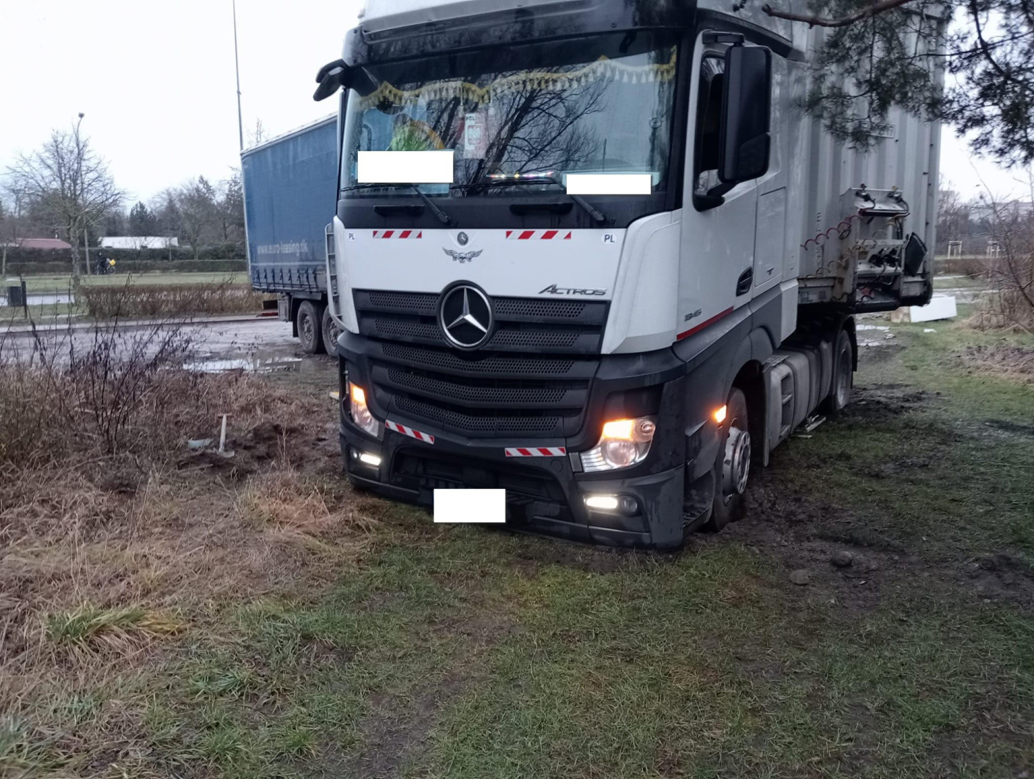 Pijany Upadliniec zniszczył parking tirem