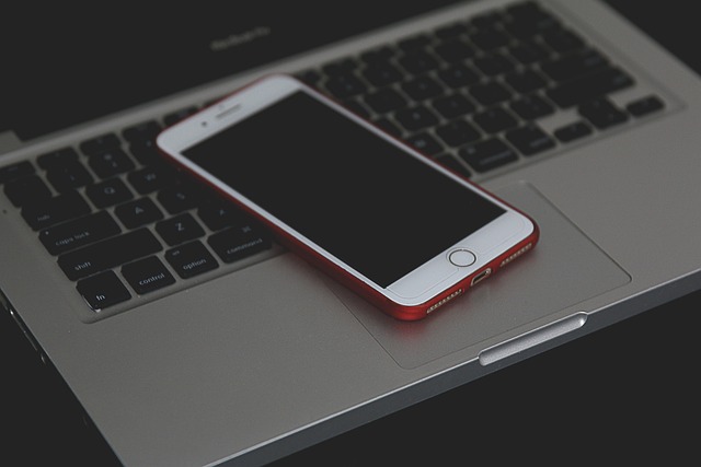 iPhone na laptopie