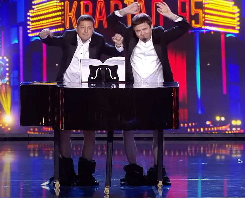 Zełenski ze swoim krajanem gra prąciem na pianinu
